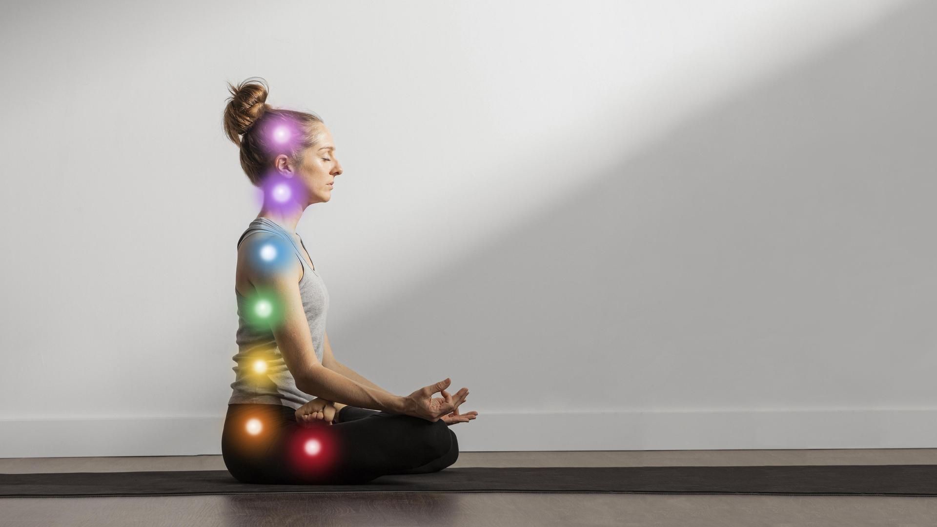 mujer manteniendo asana mientras los puntos de los chakras estan alineados mujer manteniendo asana mientras los puntos de los chakras estan alineados