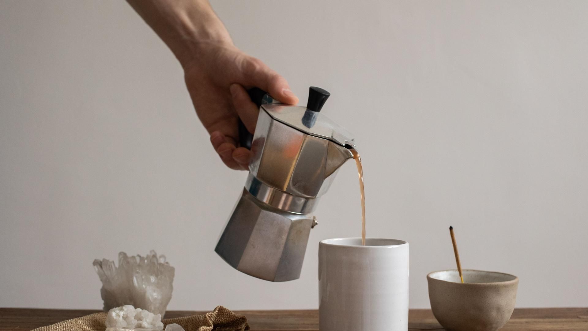 Por qué debes dejar la tapa abierta al hacer el café en la cafetera italiana