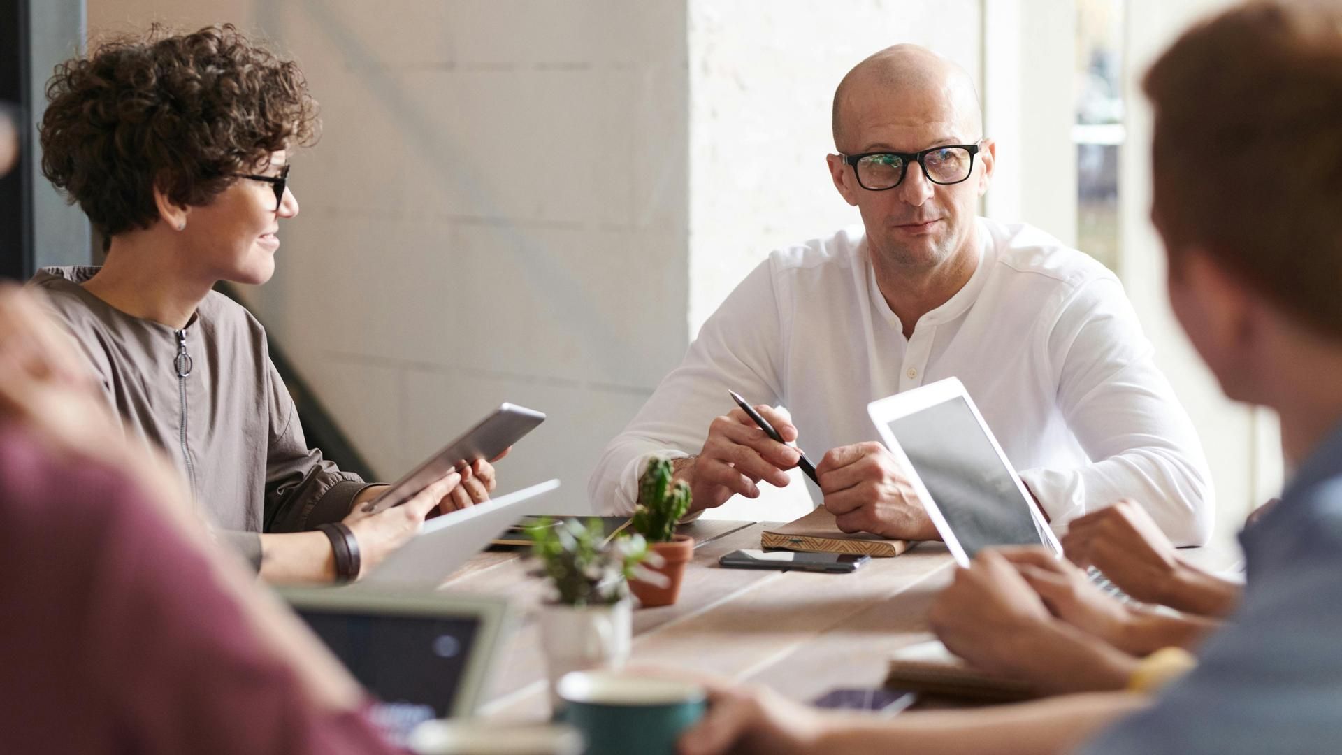 Qué significa que un compañero huya de las reuniones, según una psicóloga: "La señal de alarma es clara"