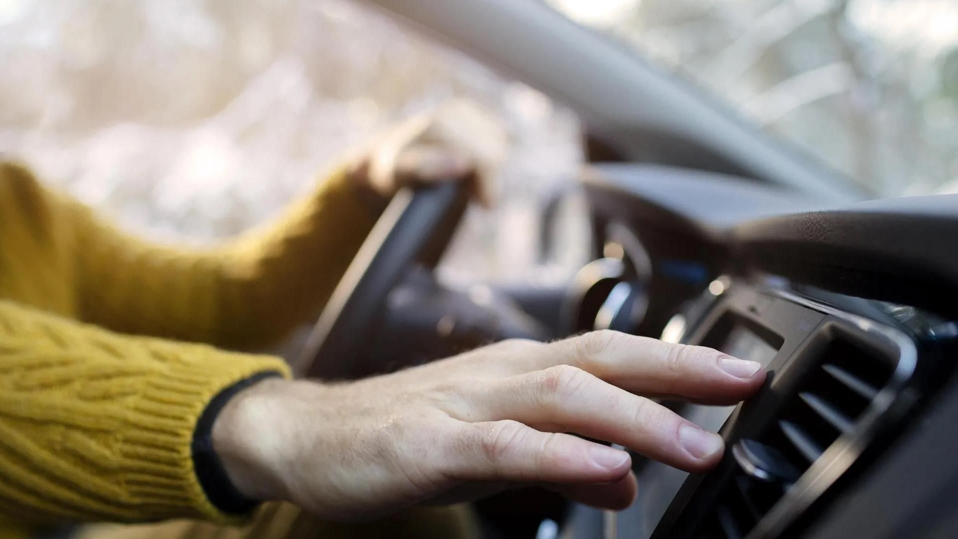 Regulando el aire acondicionado del coche al iniciar la marcha