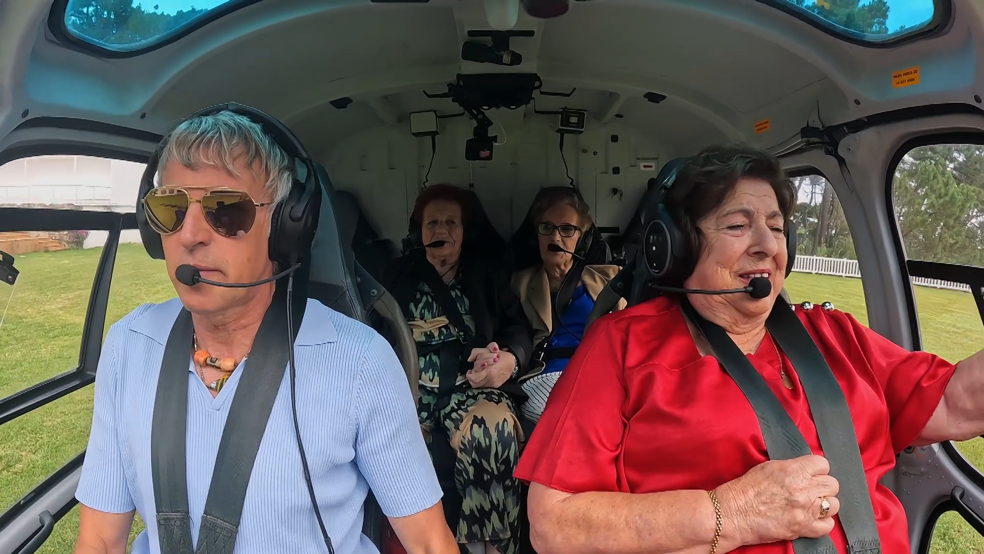Calleja homenajea a toda una generación reformando el centro de mayores de O Grove en 'Volando voy, volando vengo'