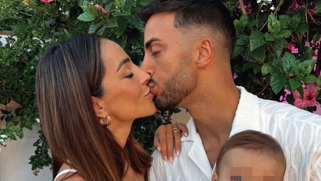Ana López y Borja González con su hijo, en una imagen de sus redes sociales