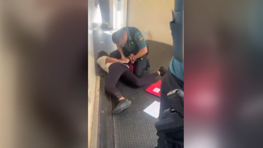 ¿Antiseministo o actitud inapropiada? Expulsan a un grupo de jóvenes franceses judíos de un avión en Valencia