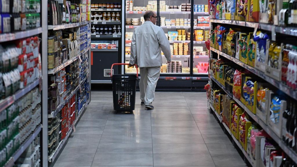 Archivo - Una persona hace la compra en la tienda Dia de Núñez de Balboa, a 3 de octubre de 2023, en Madrid (España).