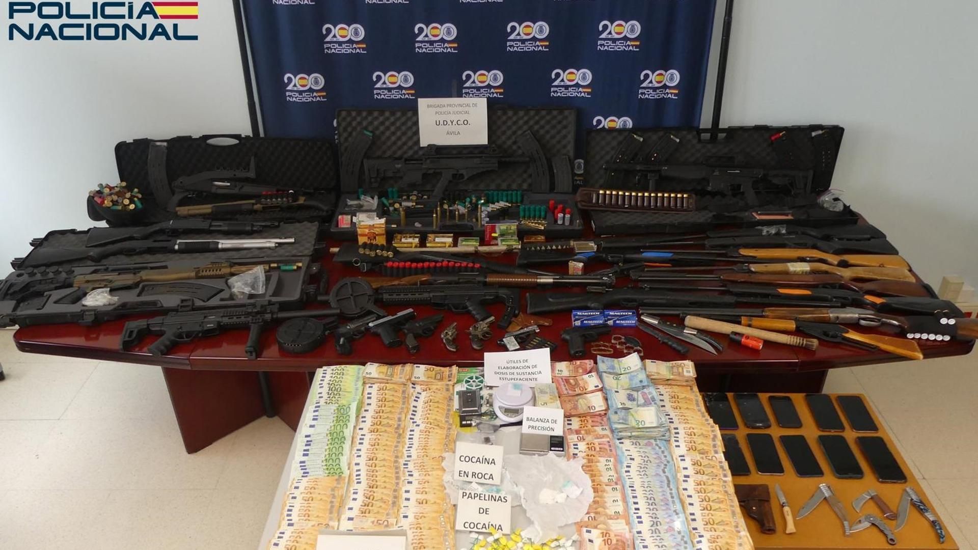 Armas y drogas incautadas por la Policía Nacional en un operativo contra el tráfico de drogas en Ávila