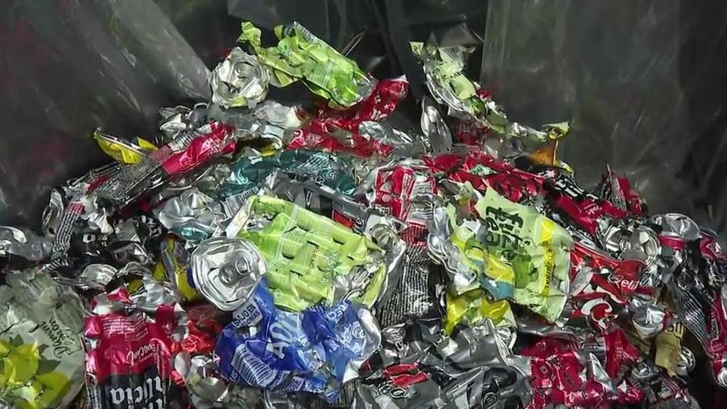 Así funciona el sistema de retorno de envases en Navarra: "Todo está muchísimo más limpio"