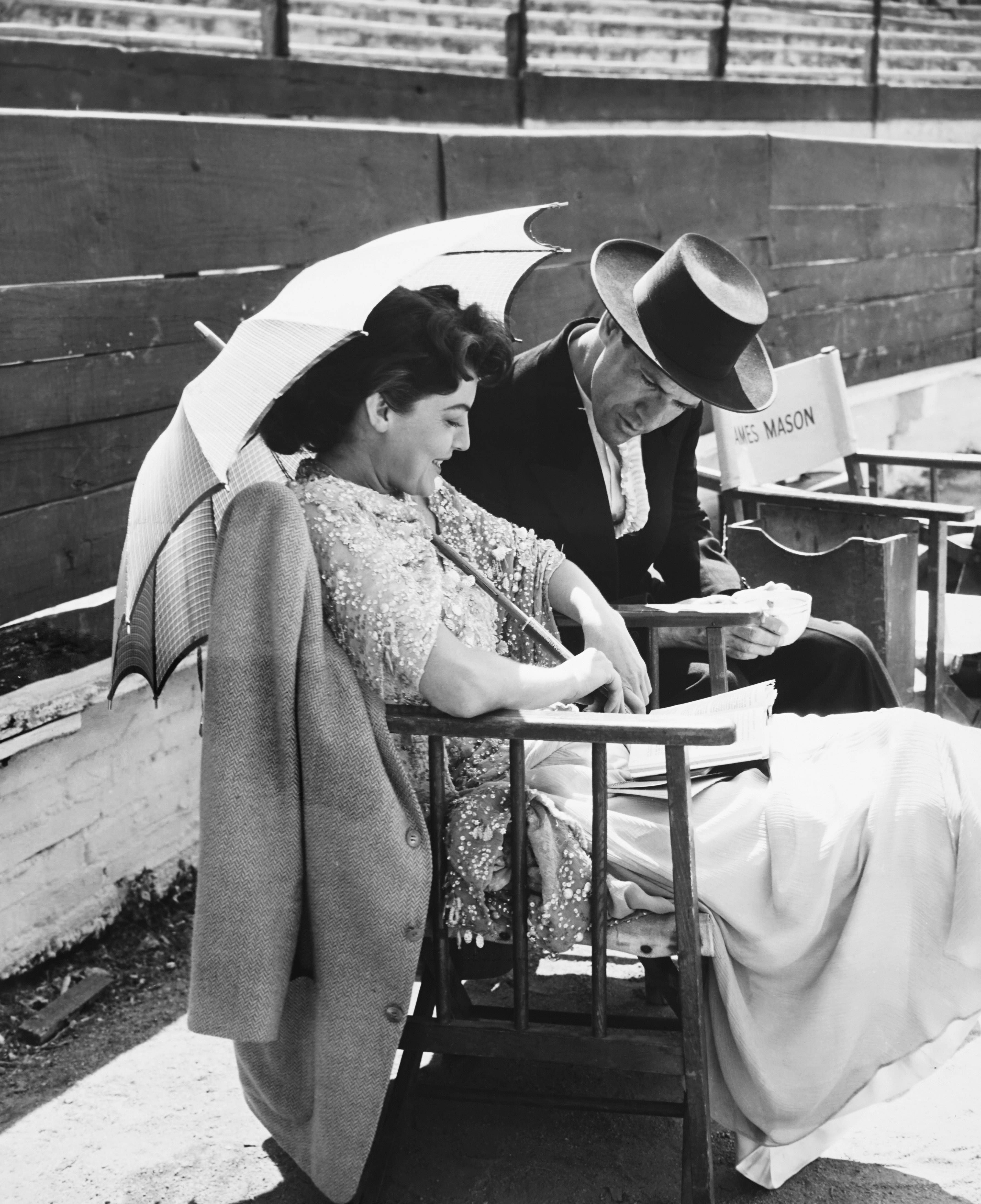 Ava Gardner y Mario Cabré, en el set de rodaje de 'Pandora y el holandés errante'