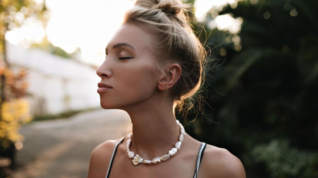 Chica con collar de perlas