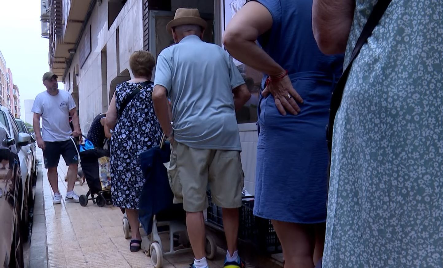 Colas de familias para recibir alimentos