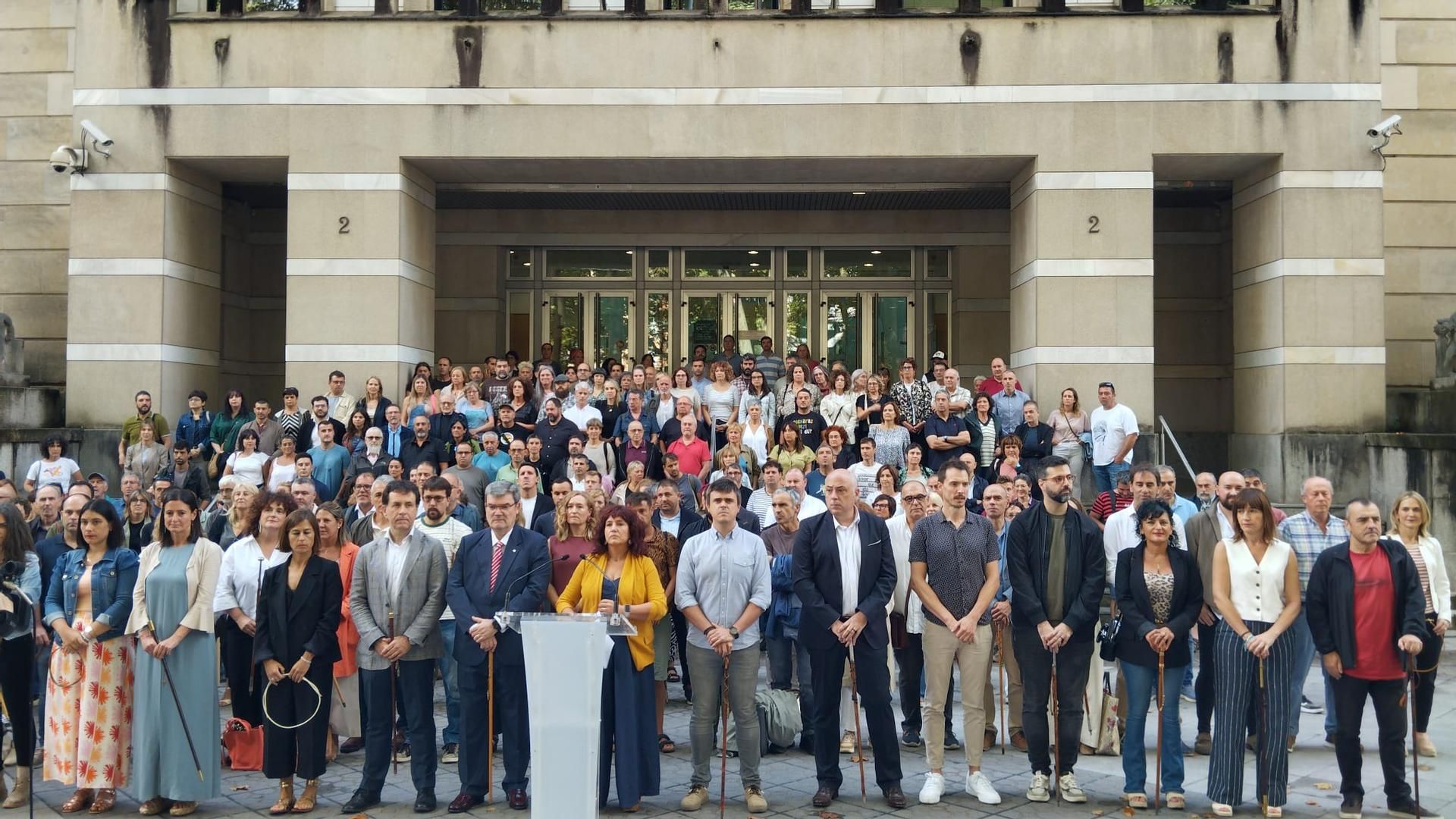 Concentración en defensa del euskera en el exterior de la sede del Tribunal Superior de Justicia del País Vasco. Concentración en defensa del euskera en el exterior de la sede del Tribunal Superior de Justicia del País Vasco.
