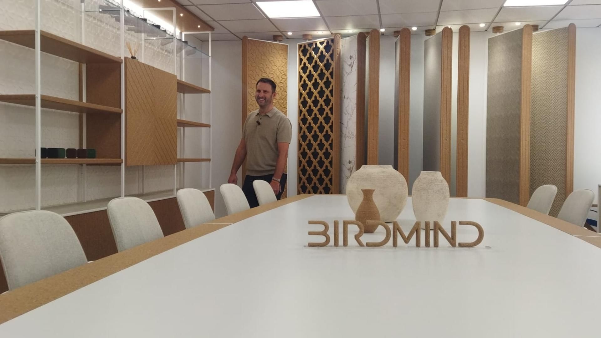 David Camba en el expositor de muebles de cascarilla de arroz