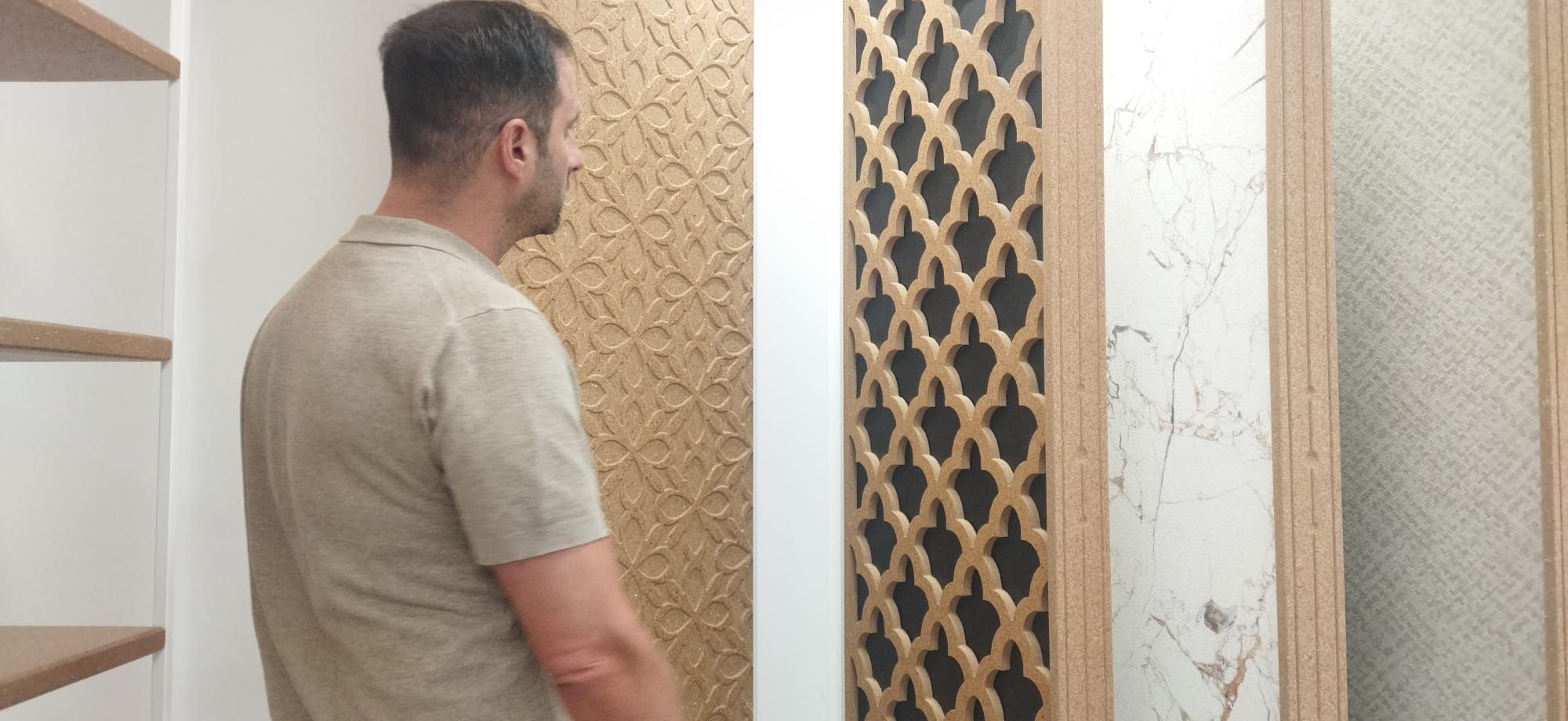 David Camba junto a unos muebles grabados