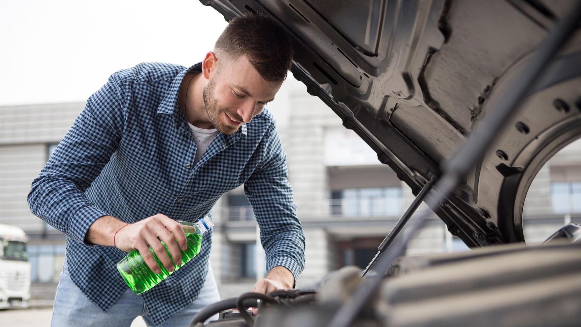 Echando líquido refrigerante al motor