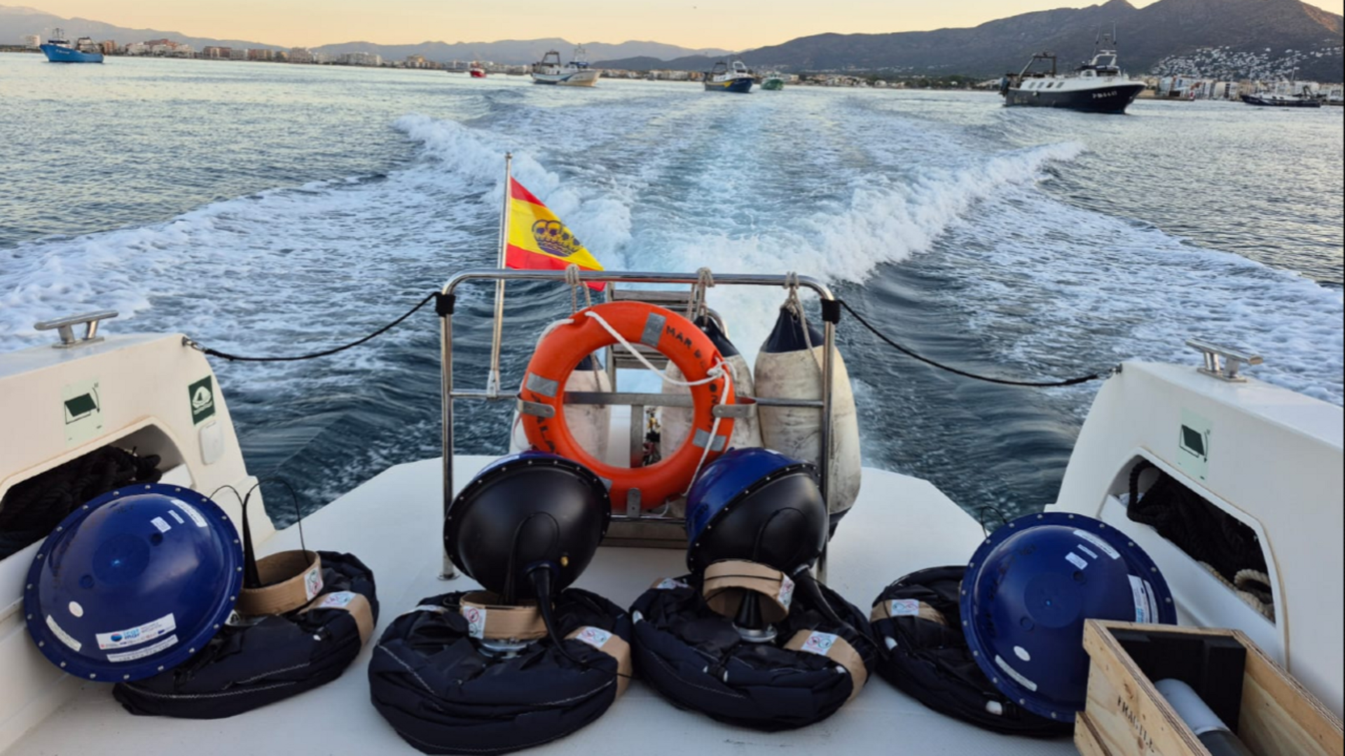 El Departamento de Agricultura, mediante el ICATMAR, ha llevado a cabo el lanzamiento de varias boyas de deriva mar adentro frente al golfo de Roses