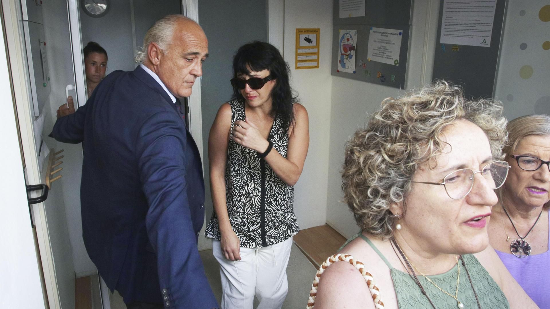 El hijo menor de Juana Rivas llega al punto pactado para el reencuentro con su padre