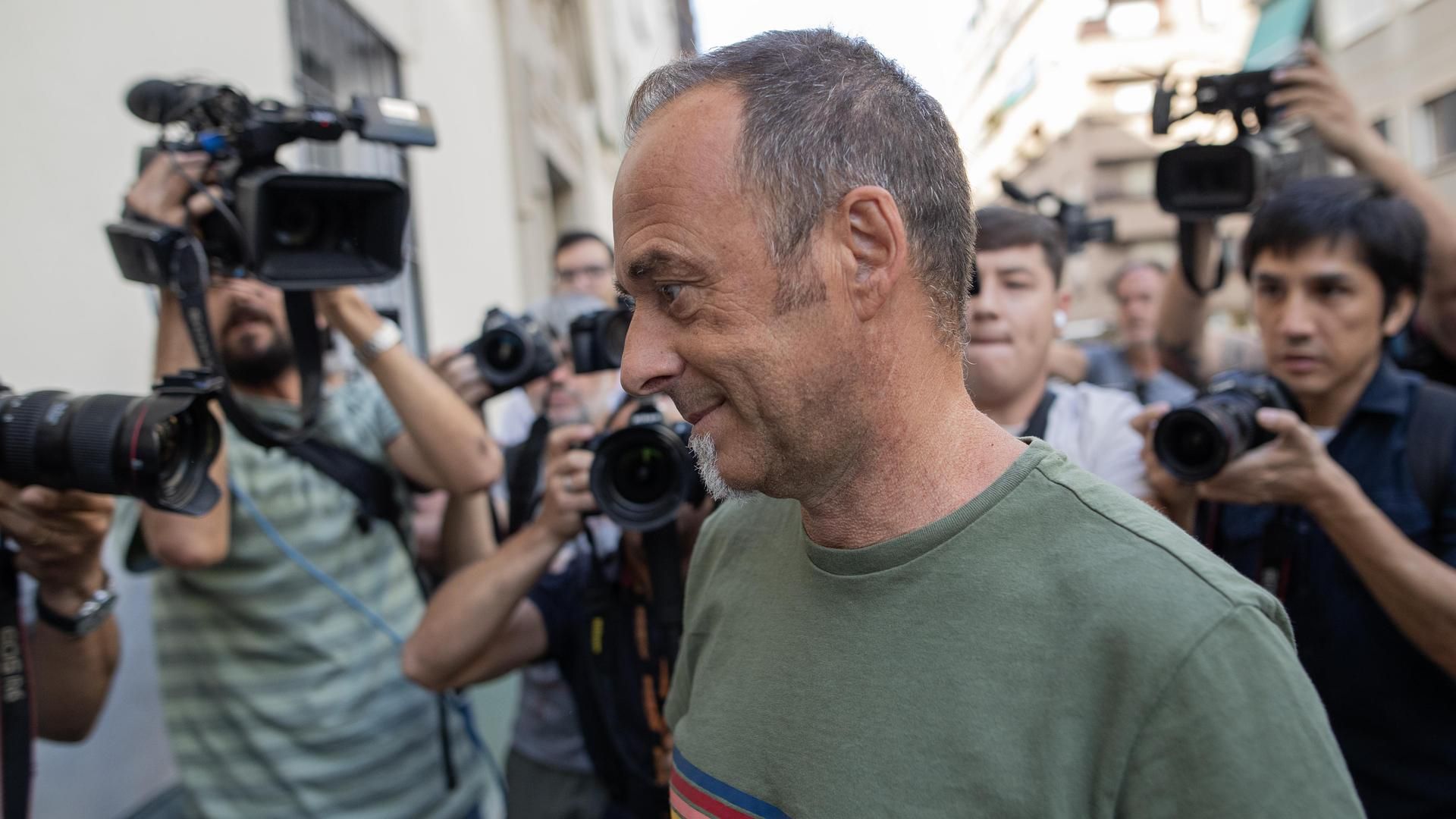Francesco Arcuri, el excompañero de Juana Rivas, a su llegada al punto de encuentro familiar