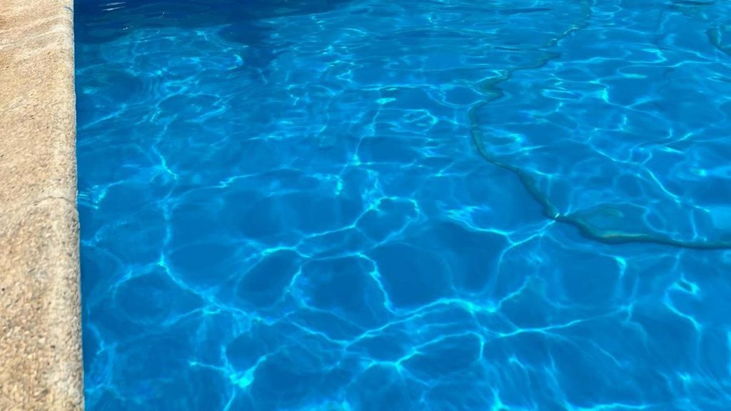 Imagen recurso de una piscina