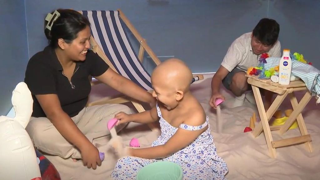 Juegaterapia crea una playa en el centro de Madrid para los niños hospitalizados que no pueden irse de vacaciones