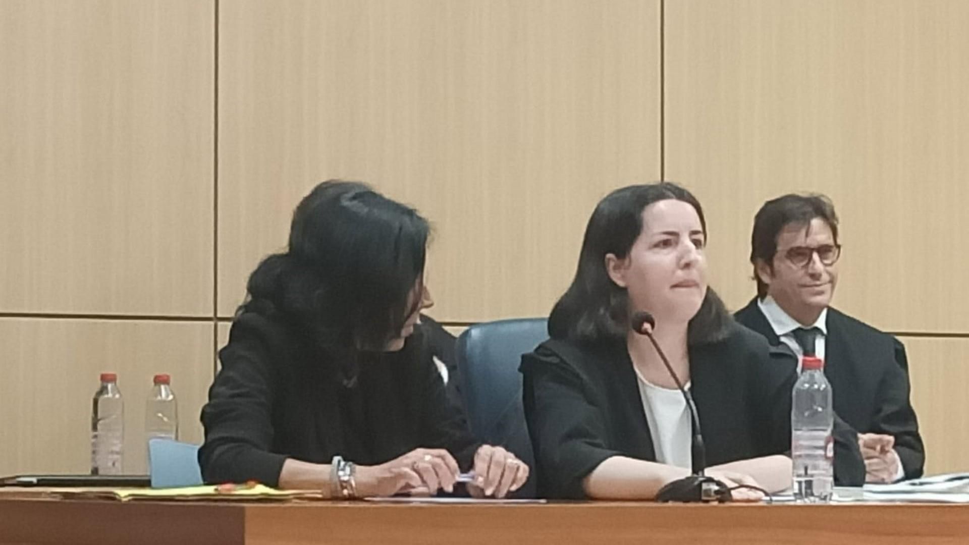 La condenada con la cara tapada por el pelo en el juicio La condenada con la cara tapada por el pelo en el juicio