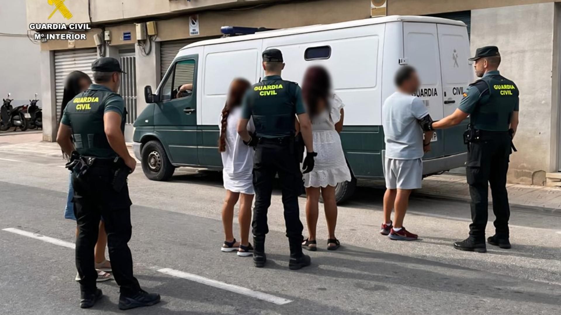 La Guardia Civil ha detenido a tres mujeres y un hombre La Guardia Civil ha detenido a tres mujeres y un hombre