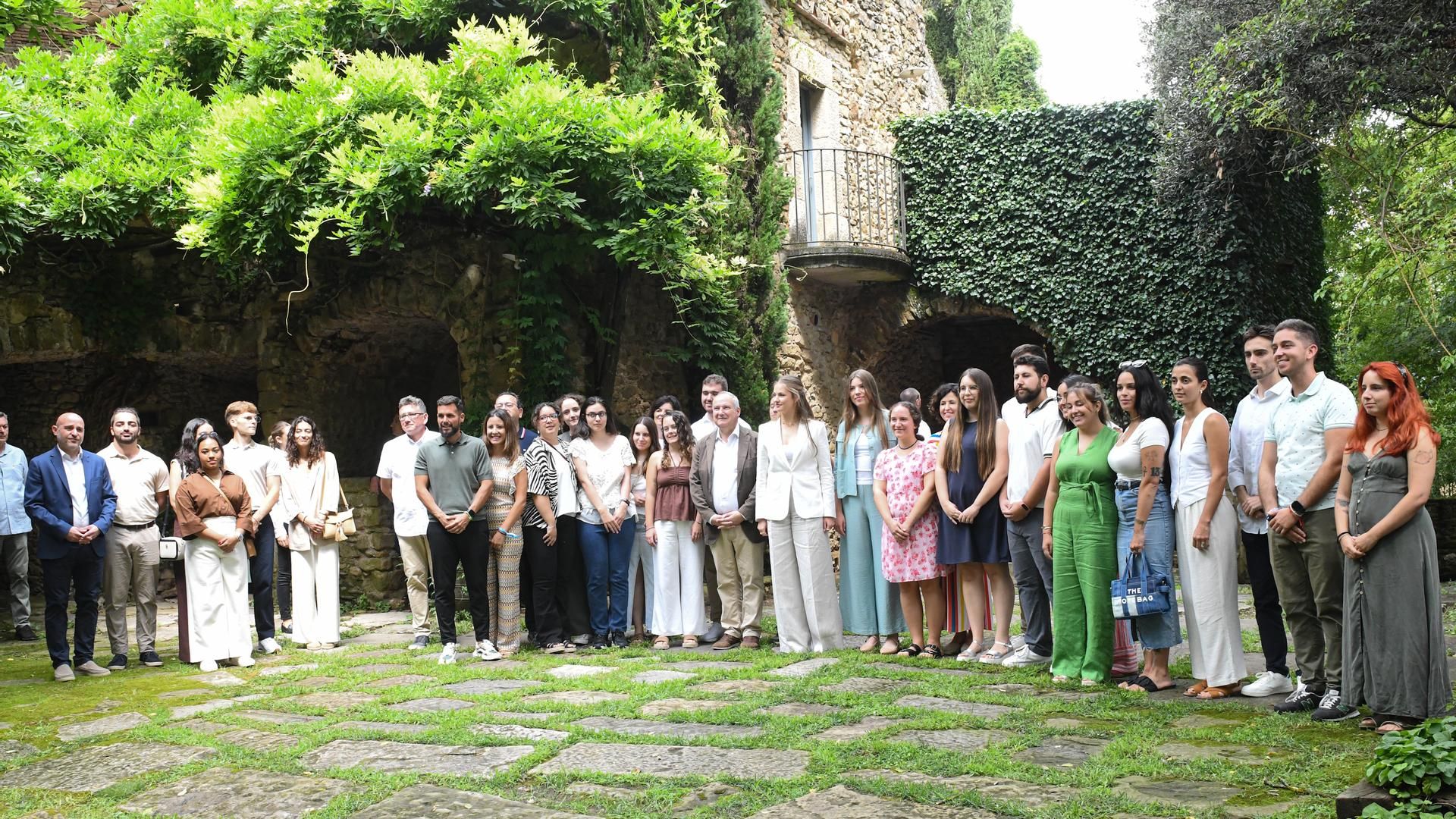 La princesa y la infanta junto a los jóvenes que les han acompañado