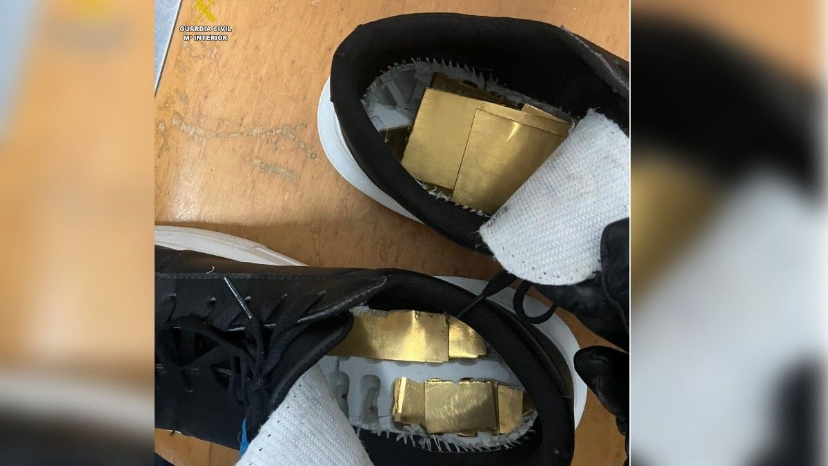 Láminas de oro ocultas en el interior de las zapatillas interceptadas en el puerto de Algeciras