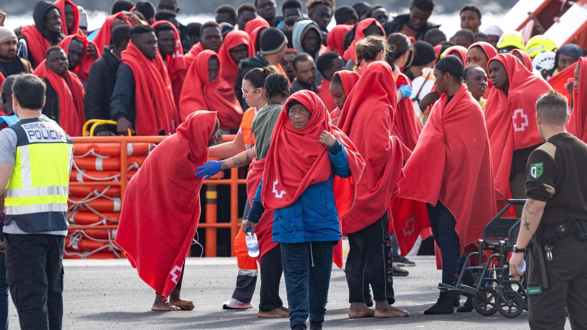 Los servicios sanitarios atienden a migrantes llegados en cayuco a Puerto Naos, a 28 de diciembre de 2024 Los servicios sanitarios atienden a migrantes llegados en cayuco a Puerto Naos, a 28 de diciembre de 2024