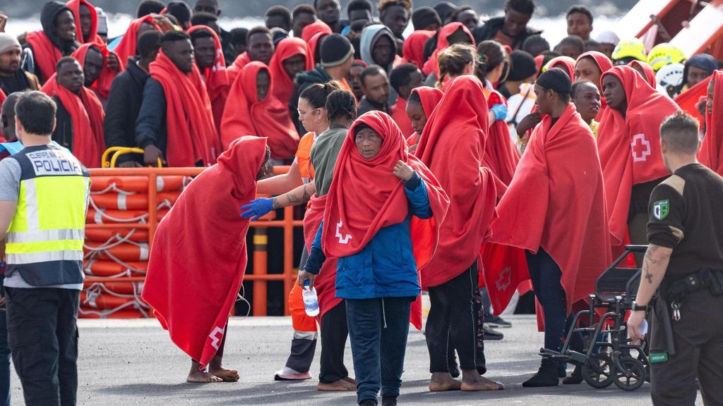 Los servicios sanitarios atienden a migrantes llegados en cayuco a Puerto Naos, a 28 de diciembre de 2024