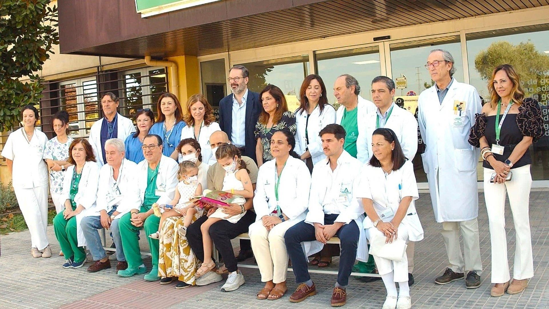 Lucía y su hermana (centro), en brazos de sus padres, junto a profesionales del Reina Sofía que han intervenido en el primer trasplante cardíaco infantil de donante en asistolia en Andalucía Lucía y su hermana (centro), en brazos de sus padres, junto a profesionales del Reina Sofía que han intervenido en el primer trasplante cardíaco infantil de donante en asistolia en Andalucía