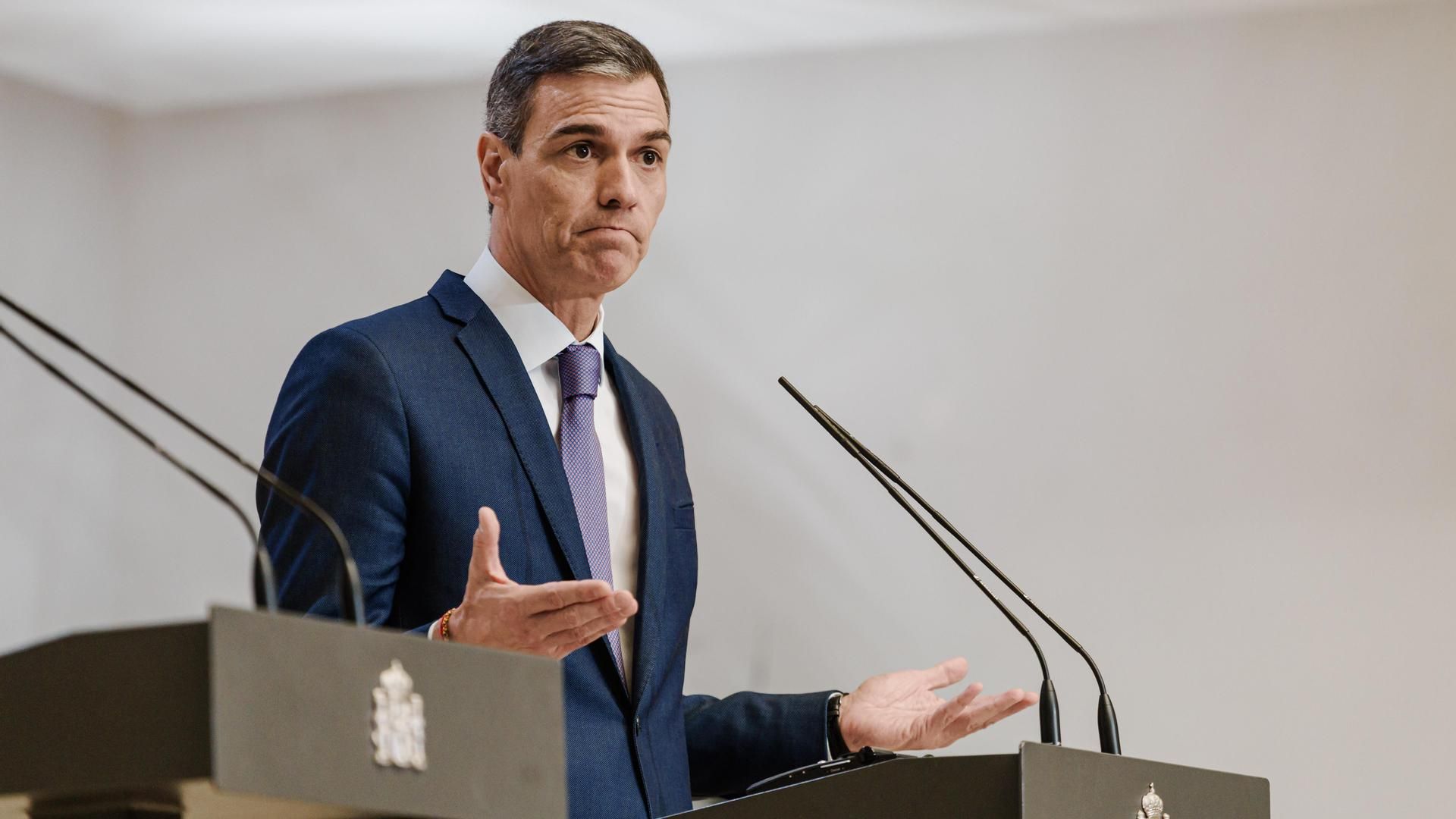 Pedro Sánchez garantiza un análisis exhaustivo de las leyes con las que supuestamente Cristóbal Montoro benefició a empresas Pedro Sánchez garantiza un análisis exhaustivo de las leyes con las que supuestamente Cristóbal Montoro benefició a empresas