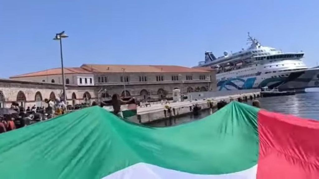 Protesta contra turistas israelíes en la isla griega de Siros impiden el desembarco de un crucero