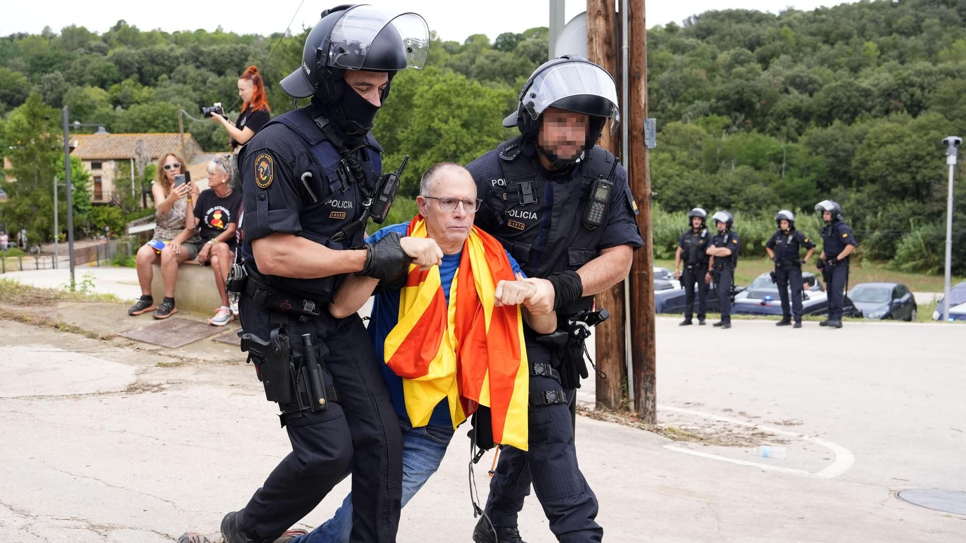 Protesta por la visita de la familia real a Sant Martí Vell (Girona)