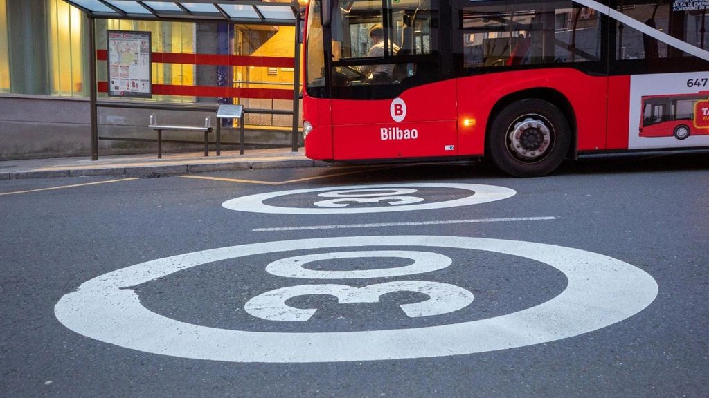 Una calle de Bilbao con la señal de límite de velocidad.
