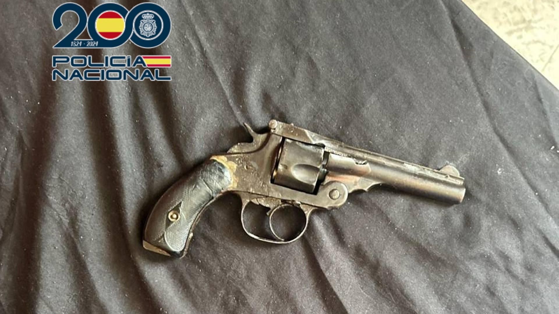 Una de las dos armas intervenidas por la policía Una de las dos armas intervenidas por la policía