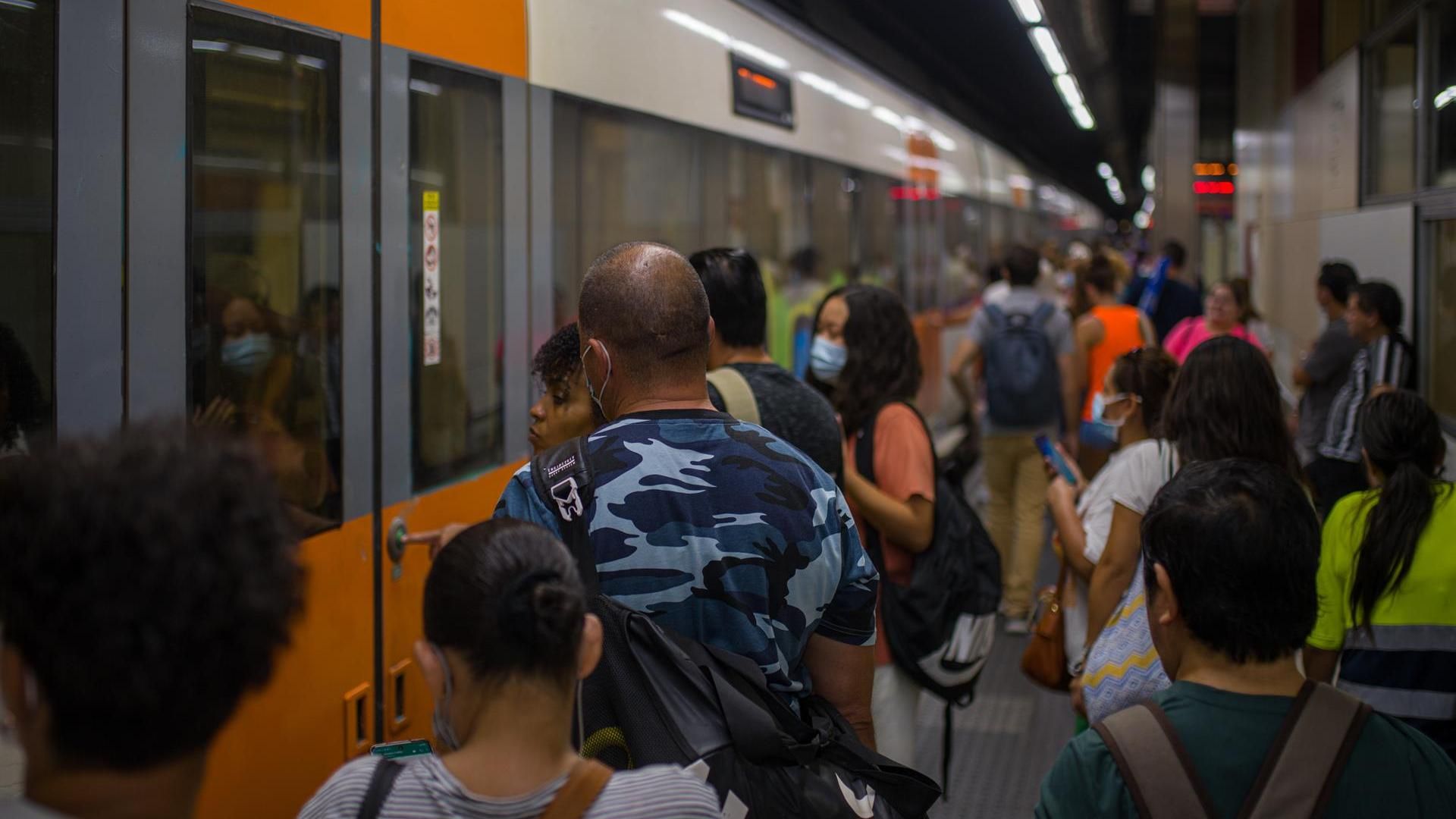 Viajeros suben a un tren en uno de los andenes de la estación de Sants, en una imagen de archivo