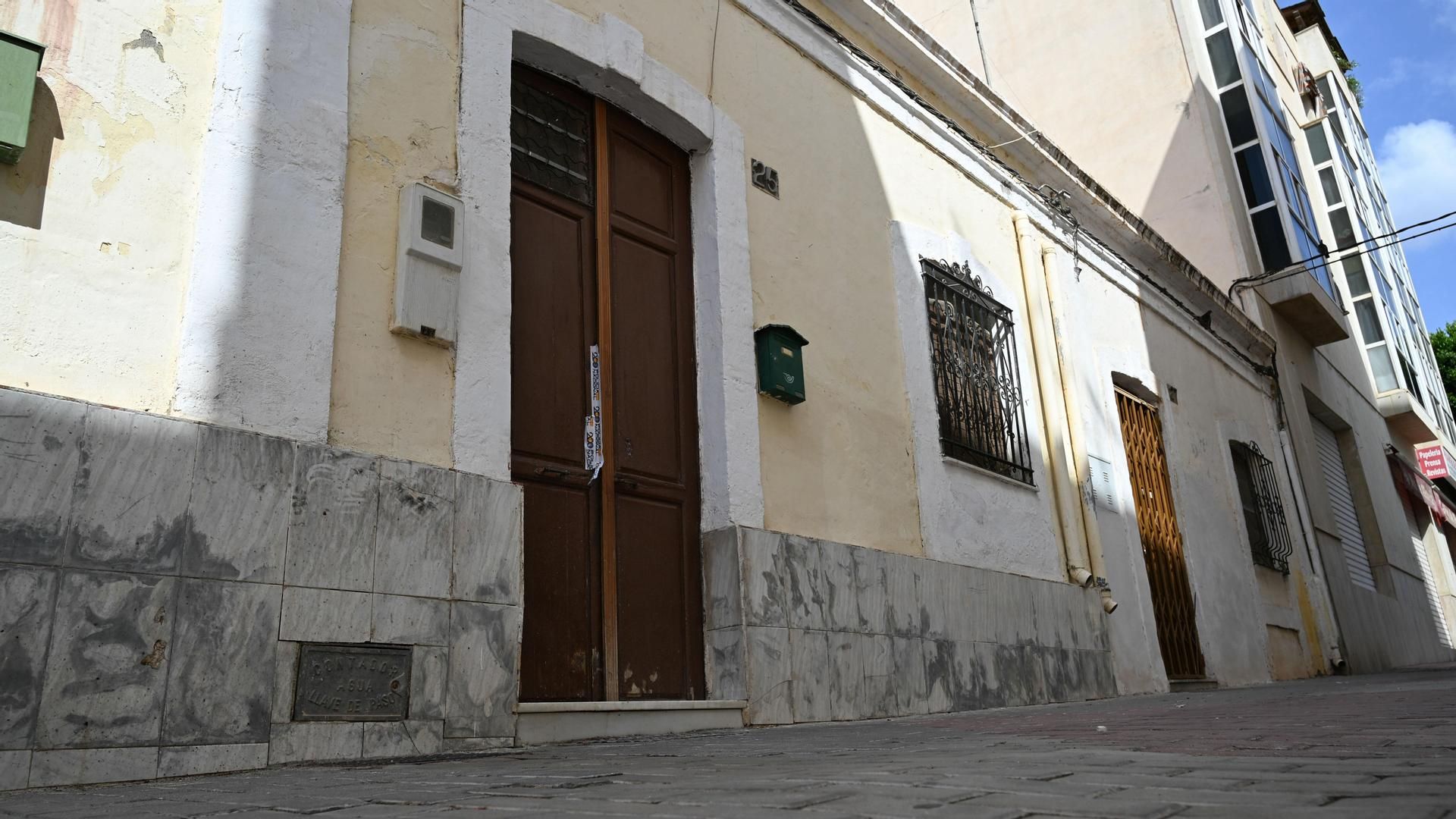 Vista de la vivienda en Almería donde ayer miércoles un hombre de unos 50 años asesinó presuntamente a su padre, de unos 78