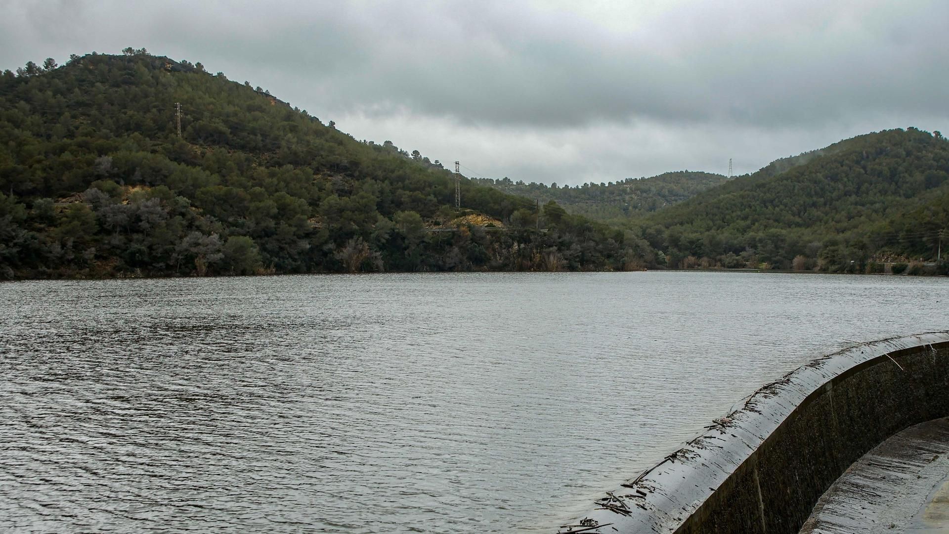 Vista del embalse de Foix al 100% de su capacidad Vista del embalse de Foix al 100% de su capacidad