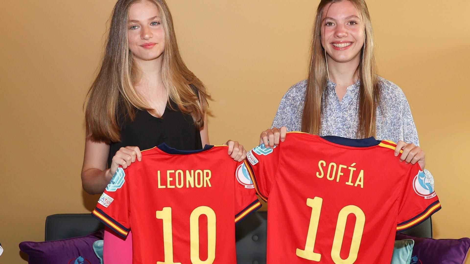 Archivo - La Princesa Leonor y la Infanta Sofía en un encuentro con la selección española.