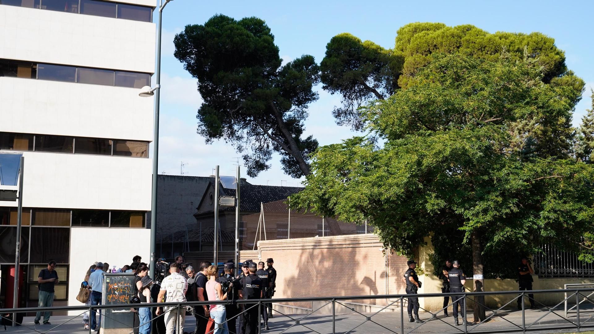 Dispositivo policial en el edificio judicial de Granada para la entrega del hijo menor de Rivas al padre