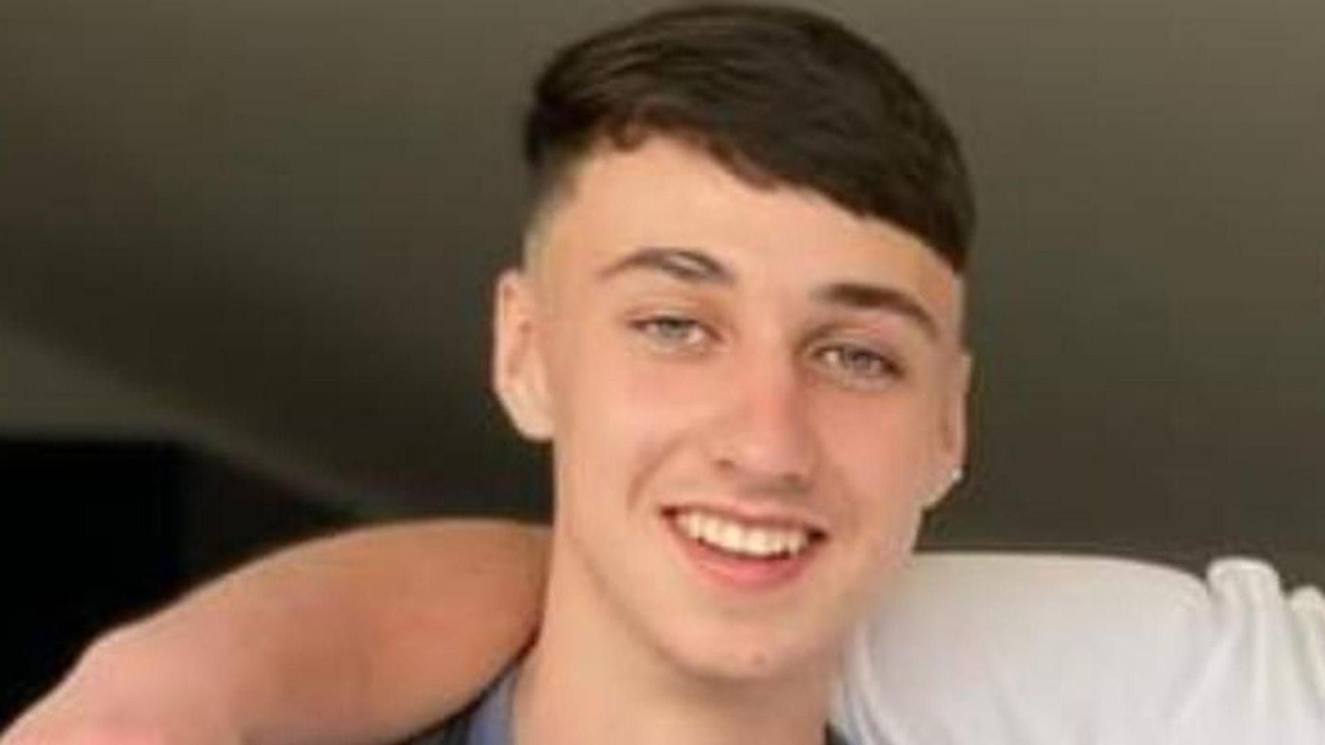 El joven agredido por Jay Slater y otras siete personas hace años pide que "se deje de atormentar" a la familia del británico desaparecido El joven agredido por Jay Slater y otras siete personas hace años pide que "se deje de atormentar" a la familia del británico desaparecido
