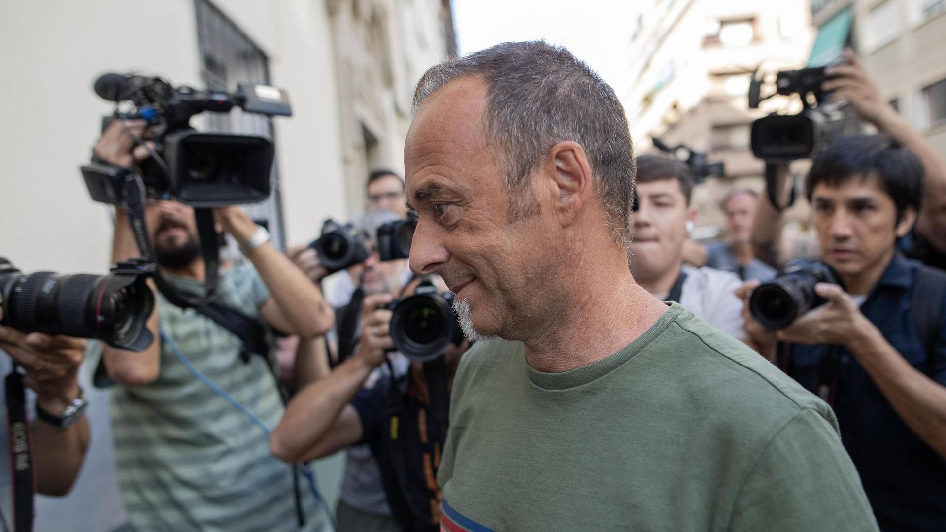 Francesco Arcuri, el excompañero de Juana Rivas, a su llegada al punto de encuentro familiar