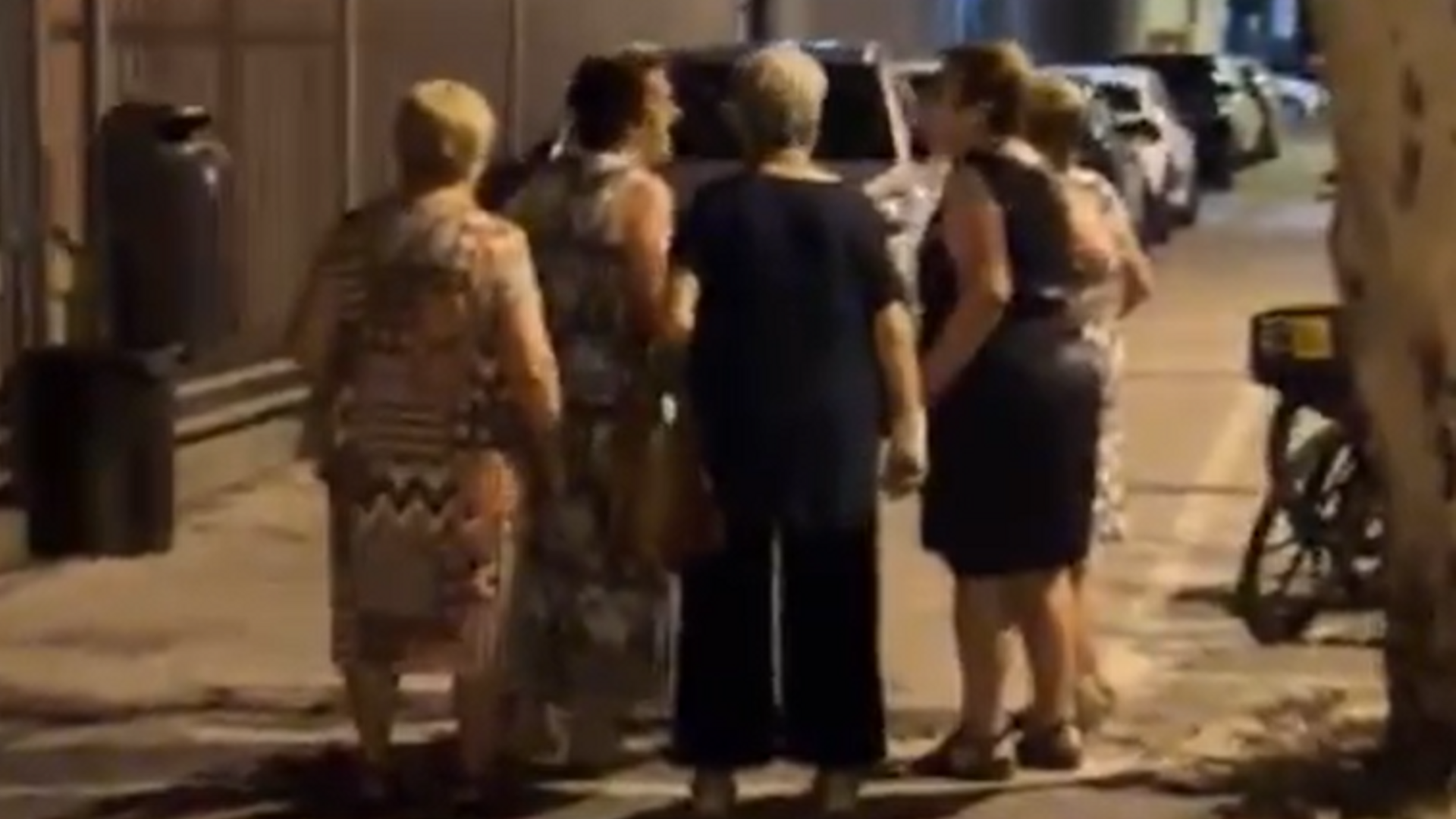 Graban a una señora y sus amigas cantando de madrugada en el sevillano barrio de Triana