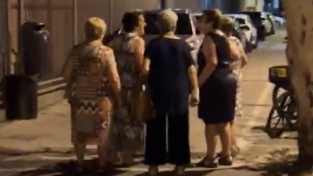 Graban a una señora y sus amigas cantando de madrugada en el sevillano barrio de Triana