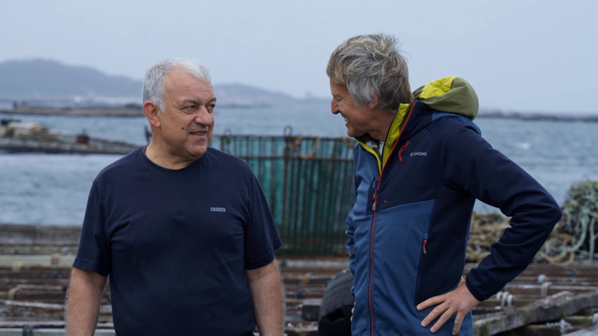 Jesús Calleja descubre todos los secretos de las bateas gallegas: así se recolecta el mejillón