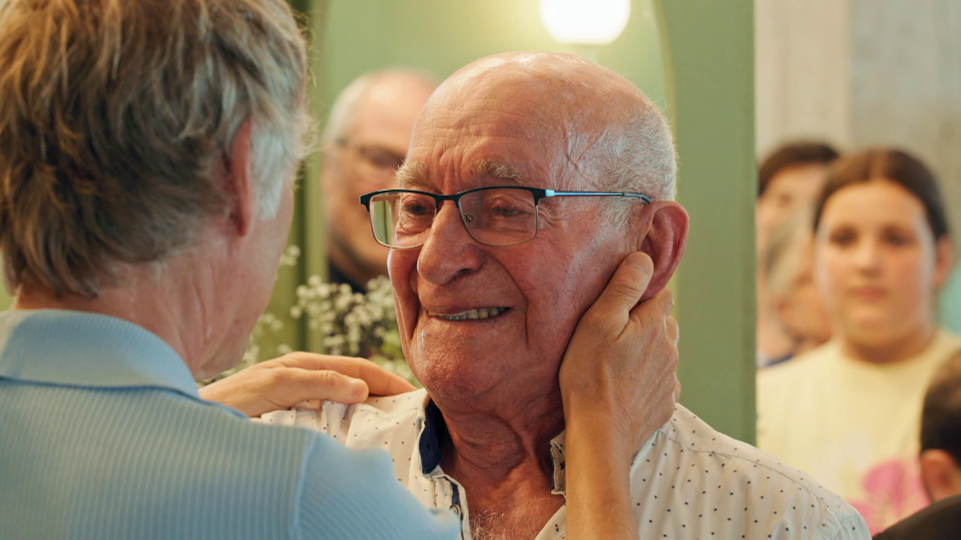 Las lágrimas de los vecinos de O Grove al escuchar el emotivo discurso de Jesús Calleja y descubrir su nuevo centro de mayores