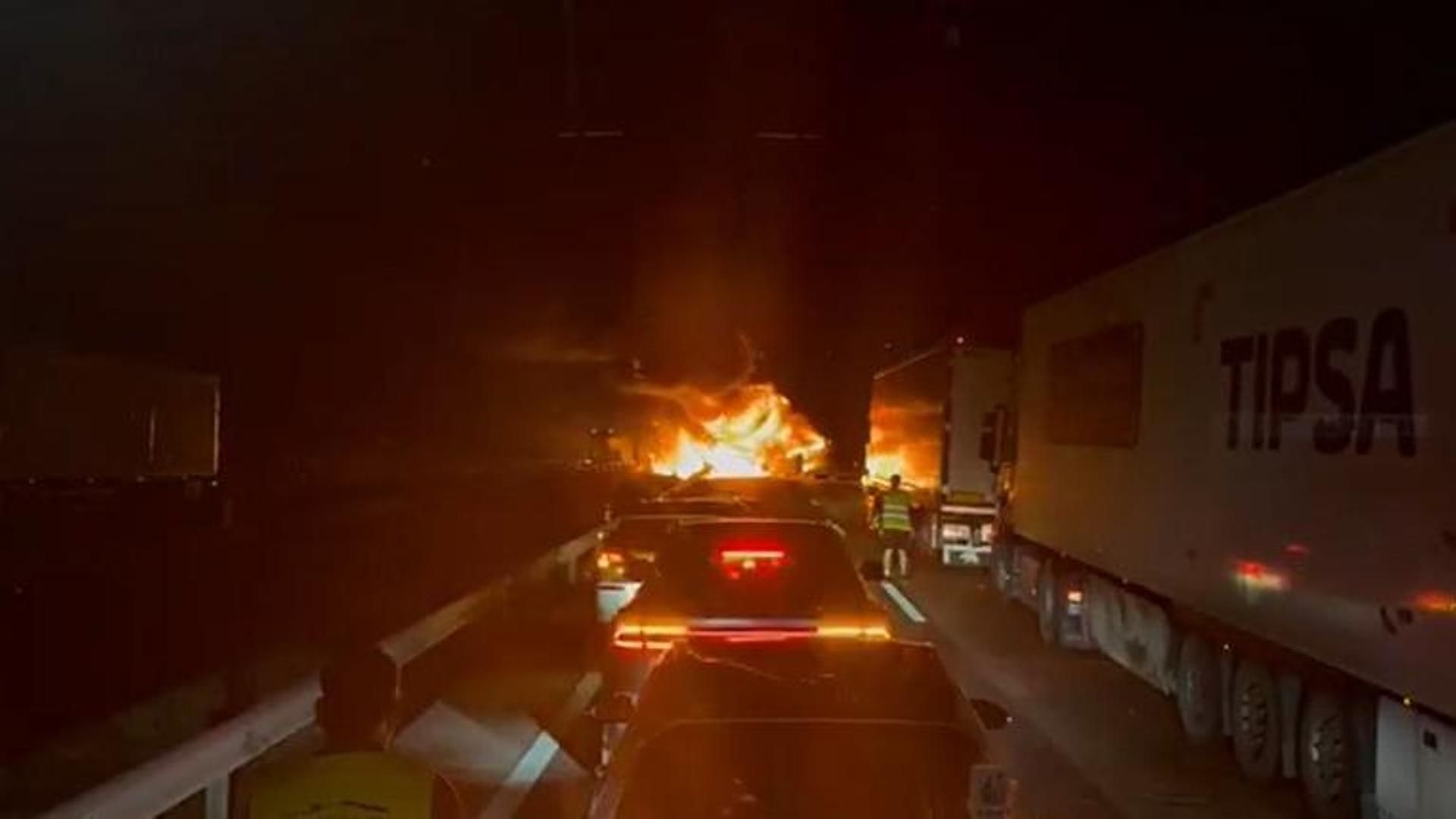 Muere un camionero tras volcar su vehículo en la A-4 en Toledo, que quedó cortada
