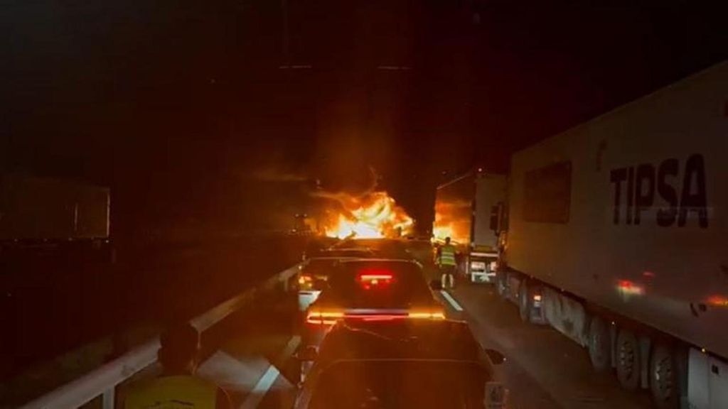 Muere un camionero tras volcar su vehículo en la A-4 en Toledo, que quedó cortada
