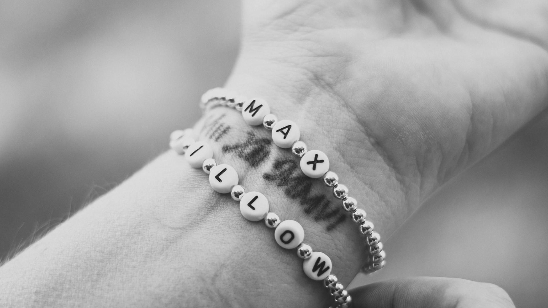 Pulseras con varios nombres extranjeros