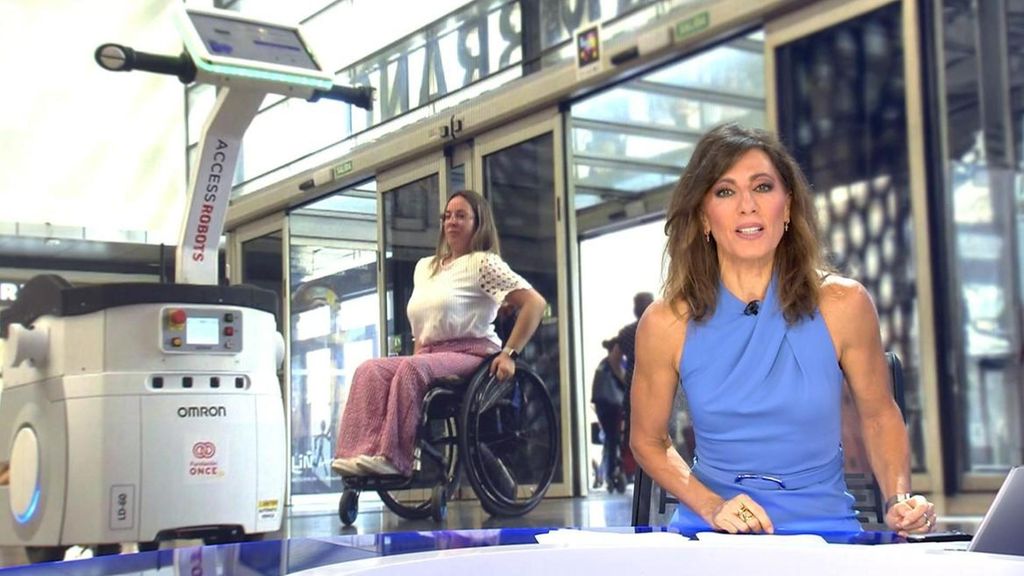 El robot que ayuda a personas con discapacidad en las estaciones de tren, en vídeo