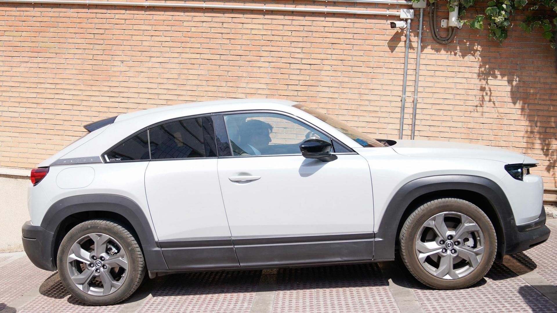 Salida del coche con Francesco Arcuri y el hijo menor del italiano y Juana Rivas de los juzgados de Caleta